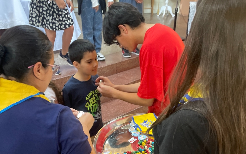 Ni&ntilde;os, ni&ntilde;as y j&oacute;venes de nuestro colegio celebraron ceremonia de entrega de signos de ALVI e Infancia y Adolescencia Misionera
