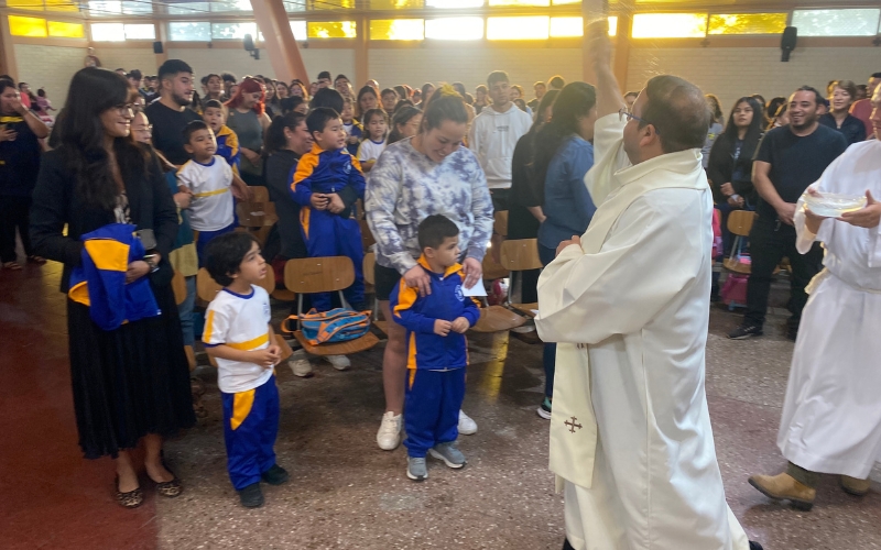 Nuevos estudiantes se integran a la familia salesiana con significativa bendición en el Colegio Bicentenario Domingo Savio