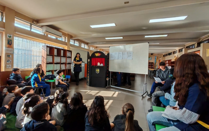 Un teatrillo para incluir: estudiantes de II°Medio enseñan empatía a través del arte