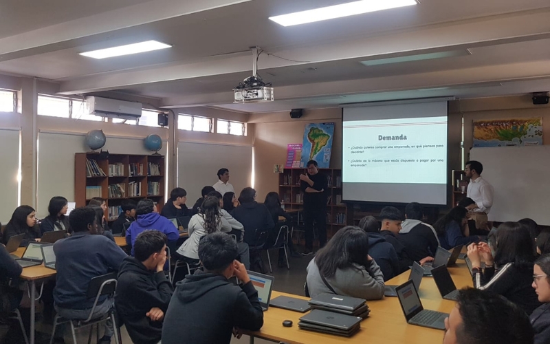 Encuentro acad&eacute;mico acerc&oacute; la econom&iacute;a a estudiantes del Colegio Domingo Savio