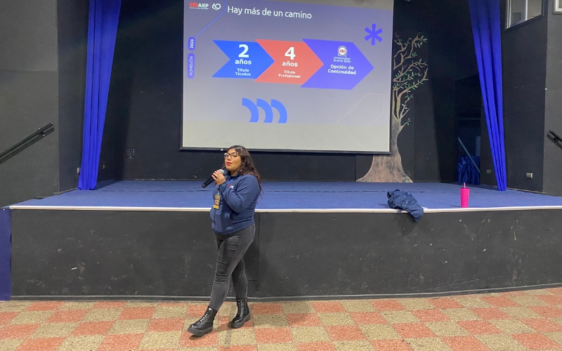 Charlas vocacionales de AIEP orientan a estudiantes de enseñanza media en el Colegio Domingo Savio
